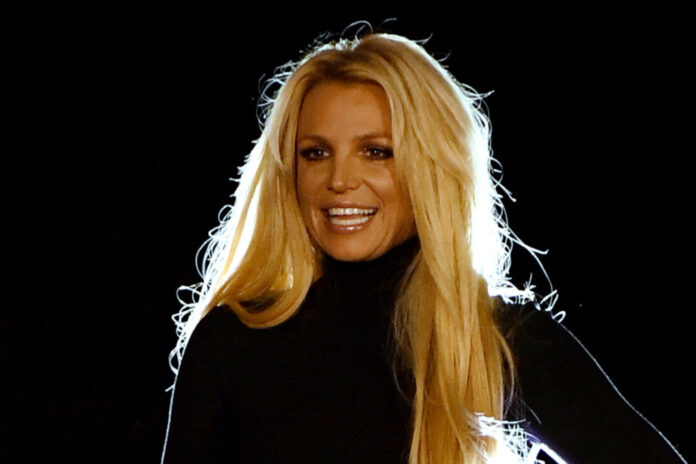 Britney Spears Performs 1080x720 696x464
