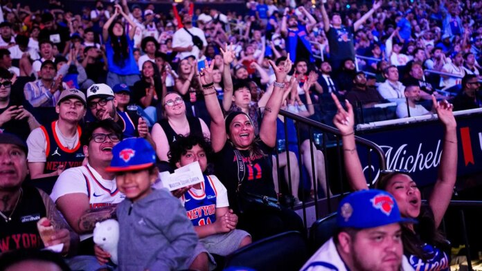 Knicks Fans Watch Party Fox News 001 696x392