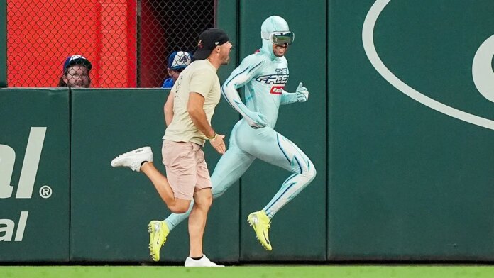 Fan Races Freeze Truist Park 696x392