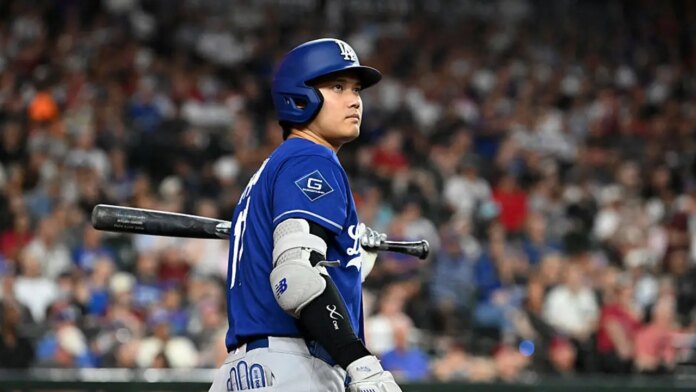 Shohei Ohtani Looks Up Dodgers Mlb 696x392