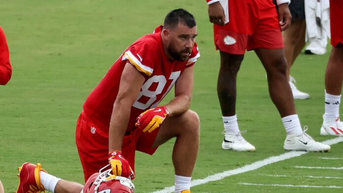Travis Kelce Kneels Chiefs Training Camp 696x392
